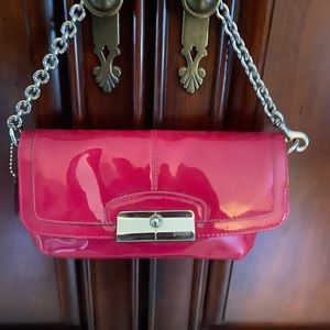 Coach shoulder bag in Fuschia patent leather, chain strap